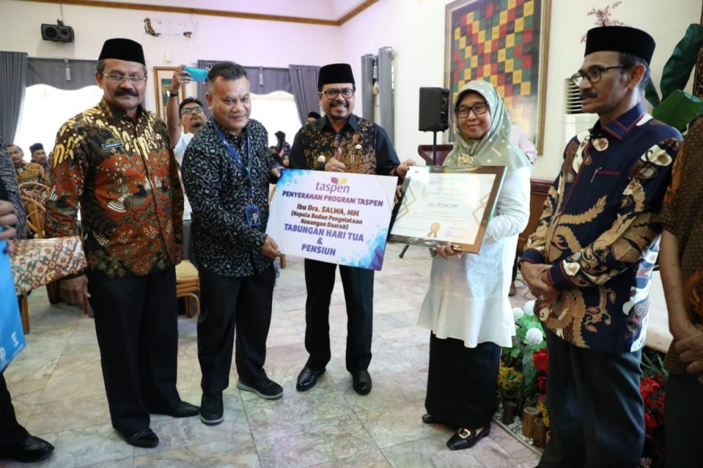 Pj Bupati Aceh Utara Berikan Apresiasi ASN Purna Tugas Pj Bupati Aceh Utara Berikan Apresiasi ASN Purna Tugas